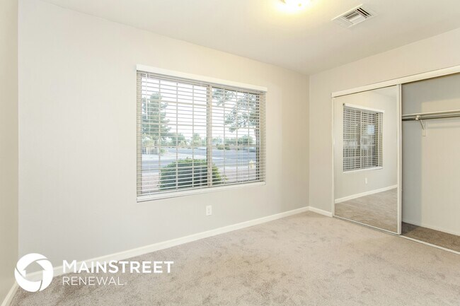 Building Photo - 6646 W Sunnyside Dr