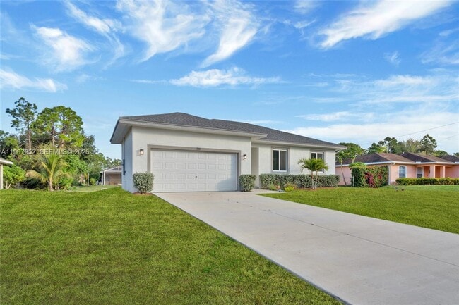 Building Photo - 719 Little Rock St E