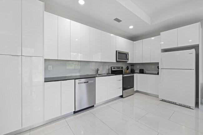 Building Photo - 674 Windermere Dr