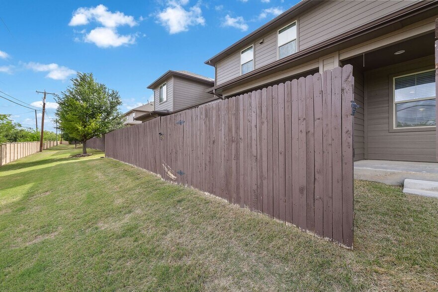 Building Photo - 2880 Donnell Dr