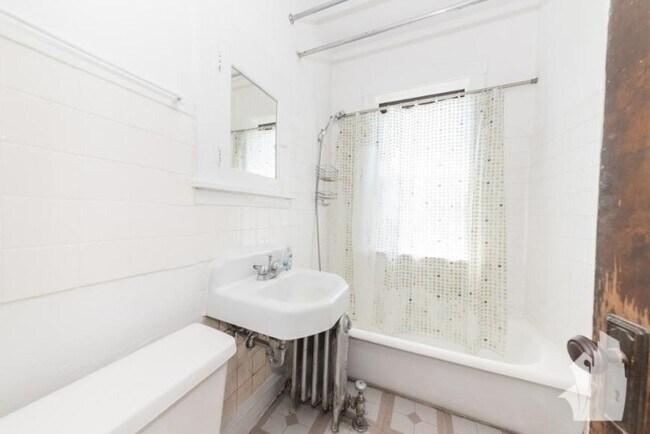 Building Photo - 1 bedroom in Chicago IL 60640
