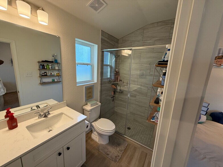 Building Photo - 9802 Tarabon Cv