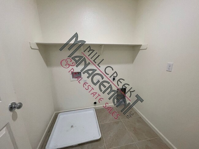 Building Photo - Like New Home In North East Visalia