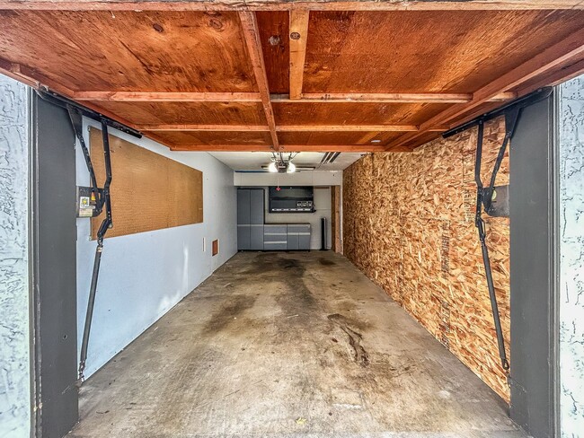 Building Photo - Beautiful 2BD/2BA W/ Private Balcony and In-Unit Laundry in Midway District!
