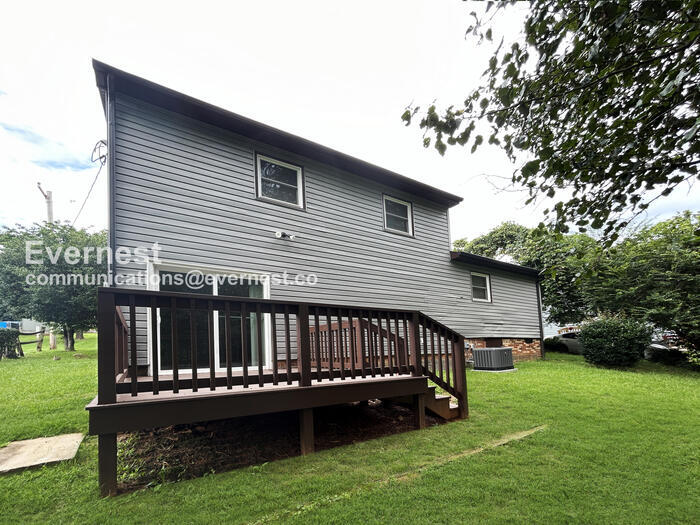 Building Photo - 542 Newcastle Rd