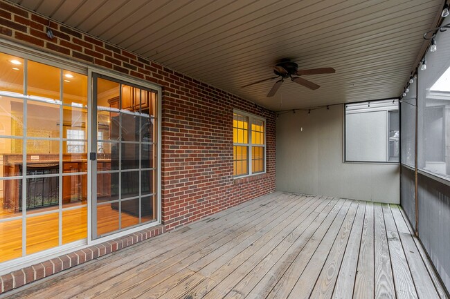 Building Photo - Beautiful Townhome located in the highly desirable Beaumont neighborhood of Lexington.