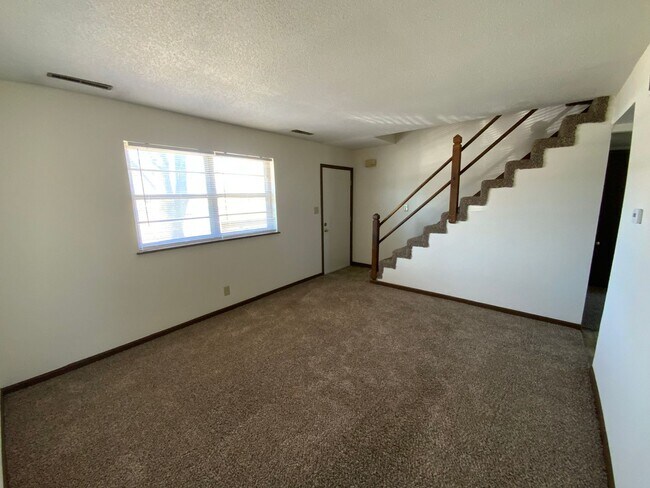 Building Photo - 560 NE Park Ln