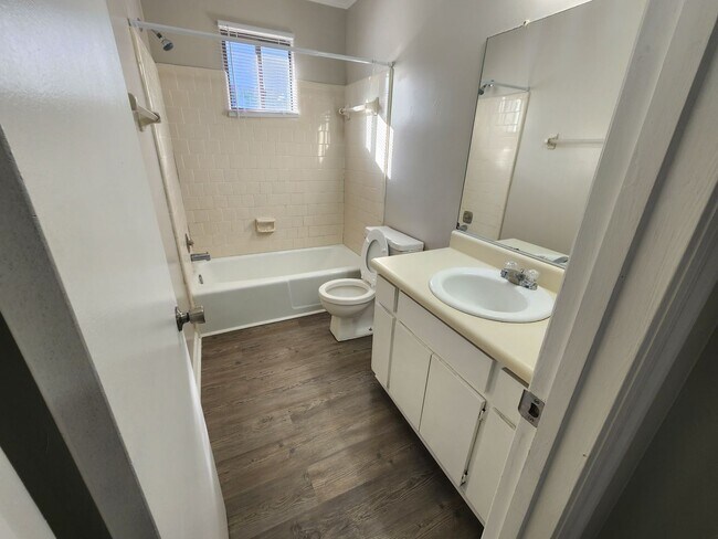 Building Photo - 2924 Henry St