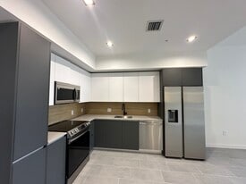 Building Photo - 319 NW 32nd St