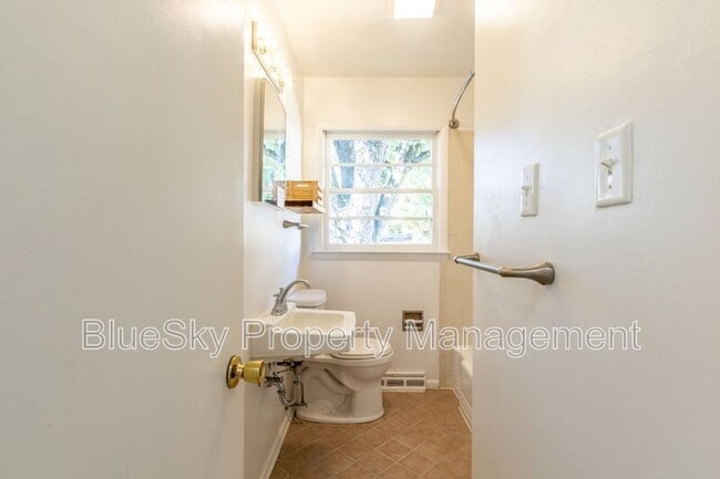 Building Photo - 104 Stratford Ct