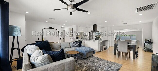 Building Photo - 8631 E Jackrabbit Rd