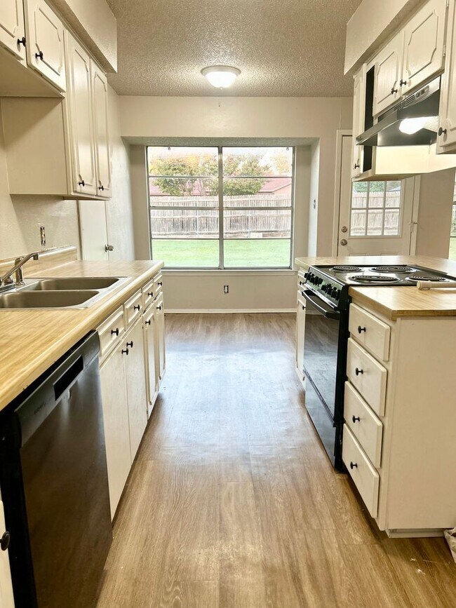 Building Photo - Home is located in sought-after neighborhood