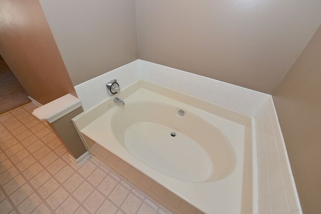 Building Photo - Lakefront home in Grassfield School District