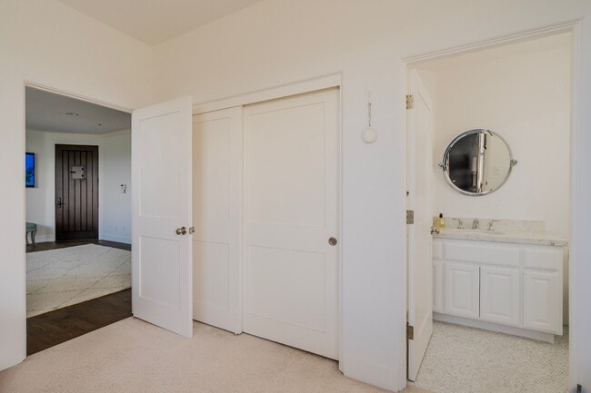 Building Photo - 300 19th St