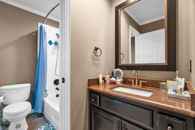 Building Photo - "Discover Your Dream Home: Spacious 4-Bedr...