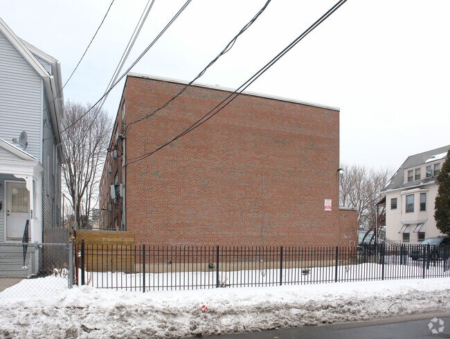 Building Photo - 180 Bond St