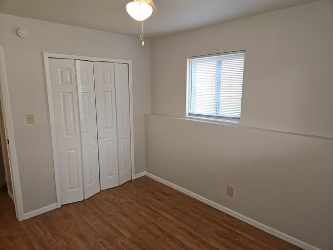 Building Photo - MOVE IN SPECIAL 2BR/1BA in Grandview