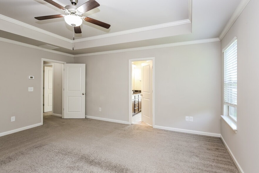 Building Photo - 233 Fern Walk