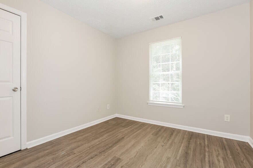 Building Photo - 6125 Pineneedle Dr SW