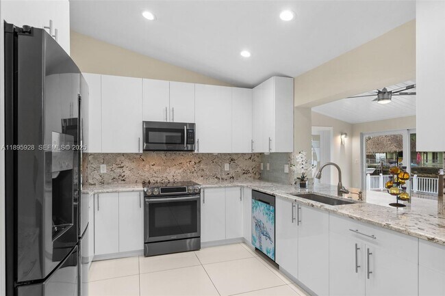 Building Photo - 1412 NE 53rd Ct