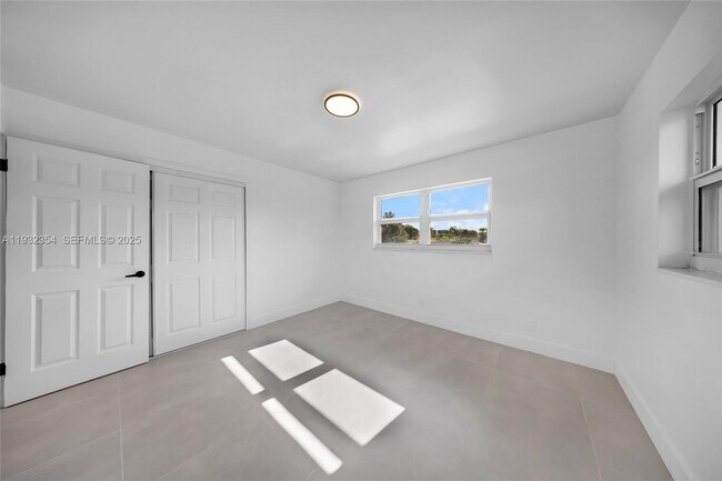 Building Photo - 5195 NE 18th Ave