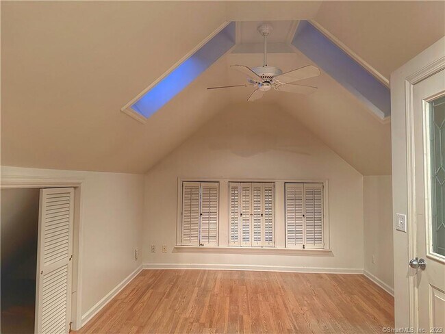 Building Photo - 546 W Taft Ave