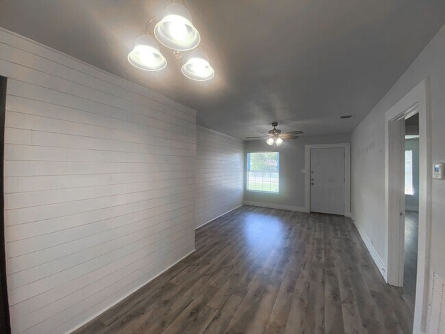 Building Photo - AVAILABLE NOW 2 BD/1 BA HOUSE FOR RENT! UN...