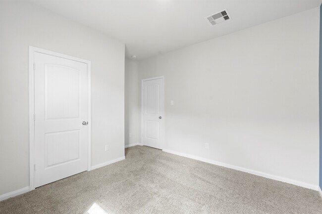 Building Photo - 13076 Laura Lake Dr