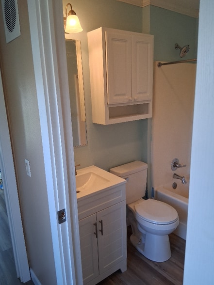 Building Photo - 589 Bernard Street