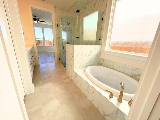 Building Photo - 401 Darley Oak Dr