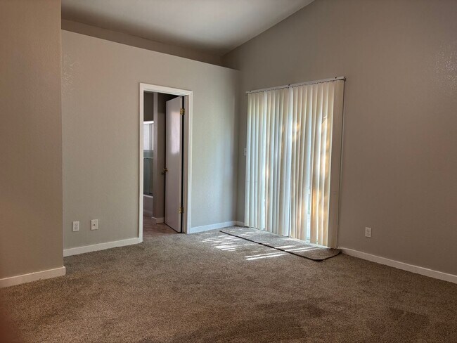 Building Photo - 3 BR home near Central High East campus, good access to HWY 99