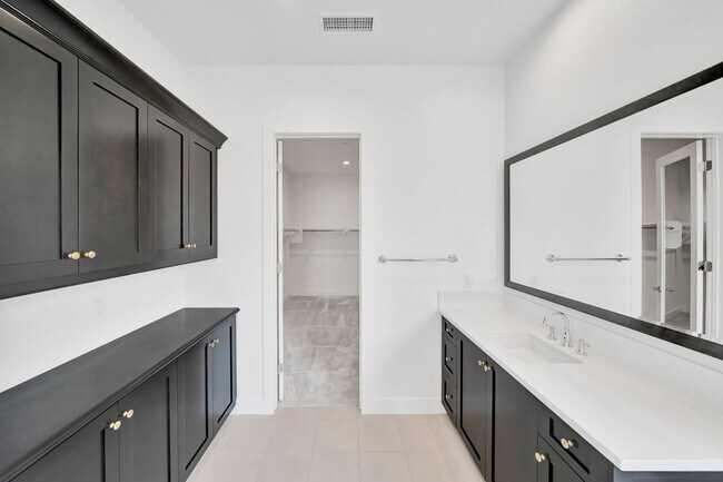 Building Photo - 30000 N Camino los Robles