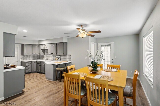 Building Photo - 700 Capri Dr