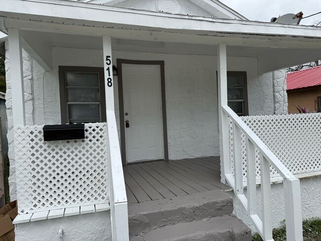 Building Photo - Cozy Plant City Bungalow! Apply for FREE This Holiday Season!