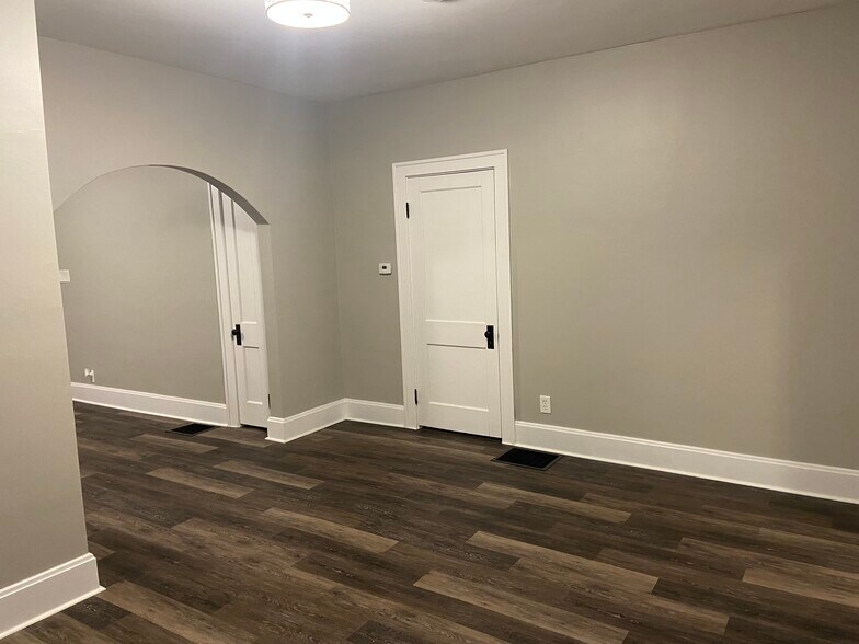 Building Photo - 2112 Cathedral Ave