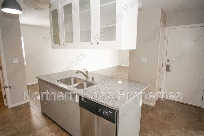 Building Photo - 4200 Camelot Heights Dr