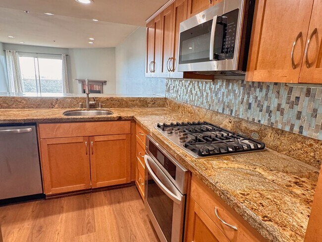 Building Photo - Well Kept 2BD Condo with Sunset Views