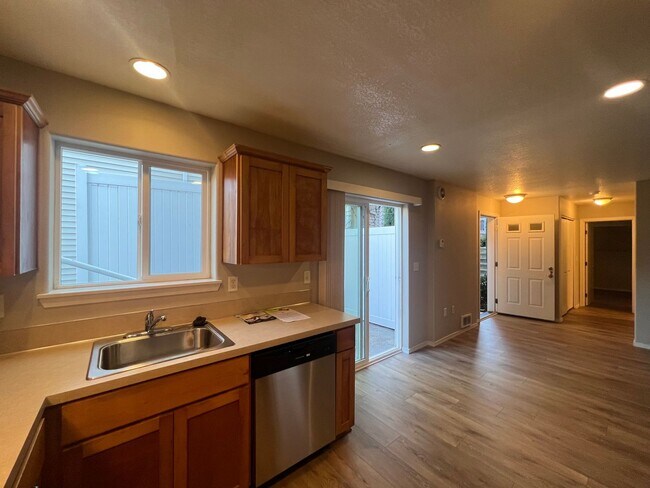 Building Photo - BIGGER and BETTER ONE BEDROOM in Hazelwood - Available June 1st - REMAINDER of JUNE RENT FREE - C...