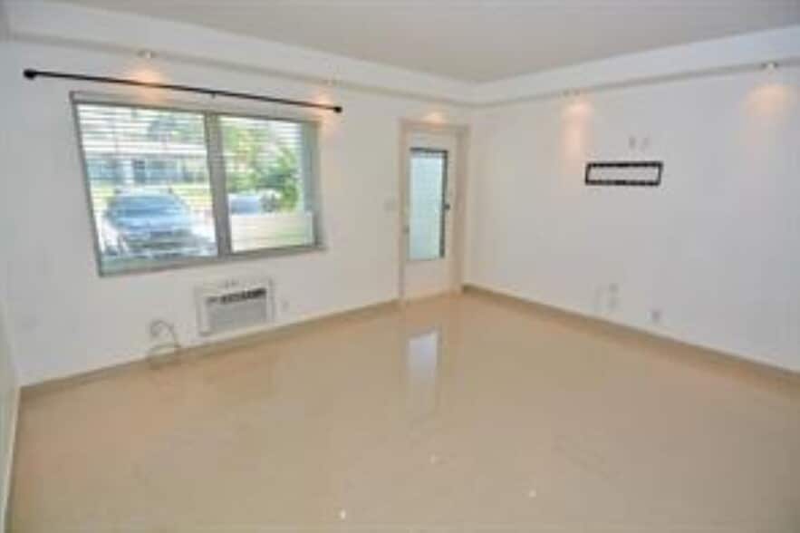 Building Photo - 2000 NE 51st Ct