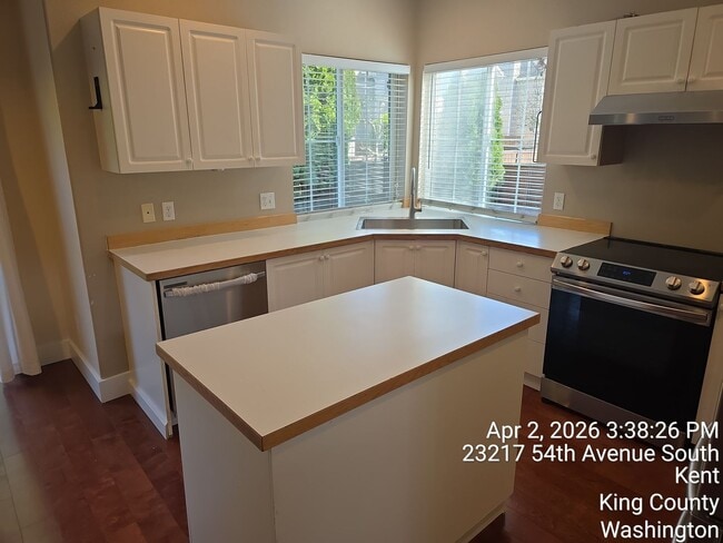 Building Photo - Kent Cypress Cove at the Lakes home - 3 bedroom 2.5 bath with 2 car garage - Available NOW.