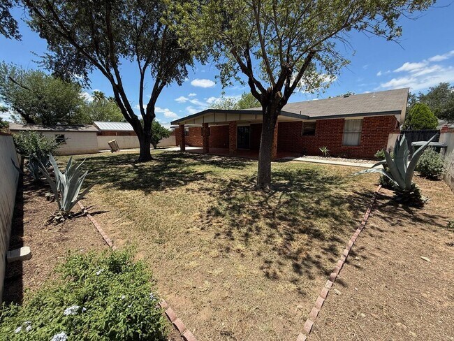 Building Photo - 1105 Hill Place Dr