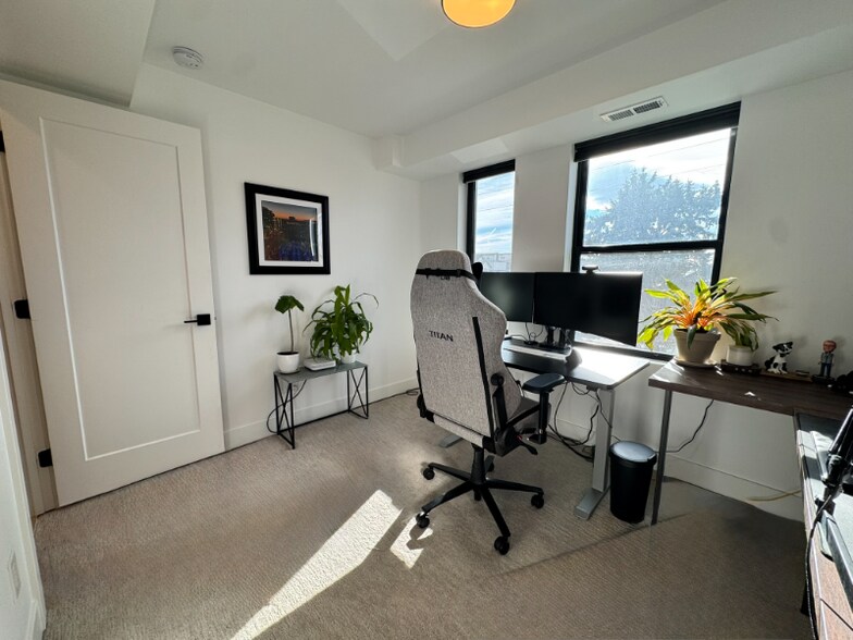 Building Photo - 1401 Yates St