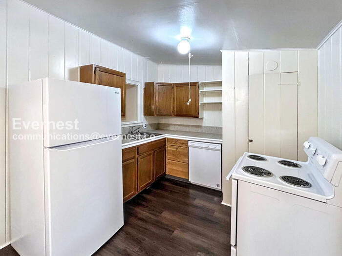 Building Photo - 110 1/2 W Cheyenne Rd