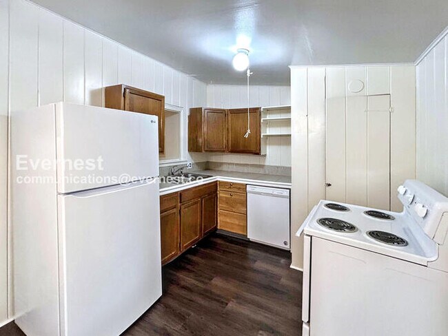 Building Photo - 110 1/2 W Cheyenne Rd