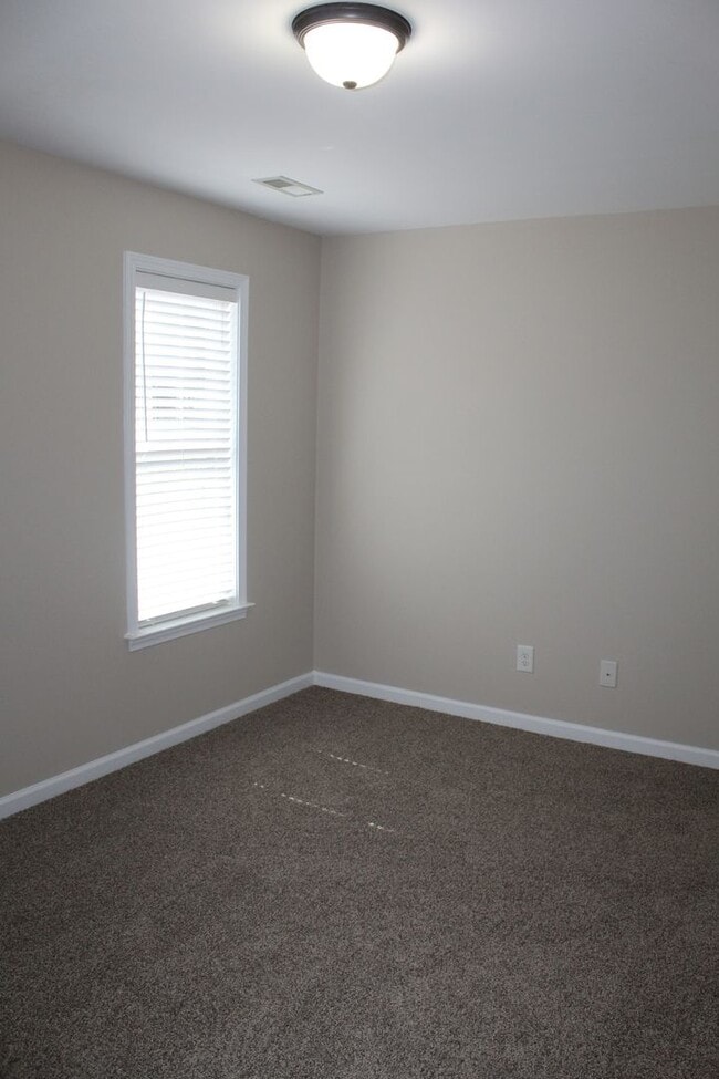 Building Photo - 3 Bed/2 Bath Home - 10 minutes to SJAFB!