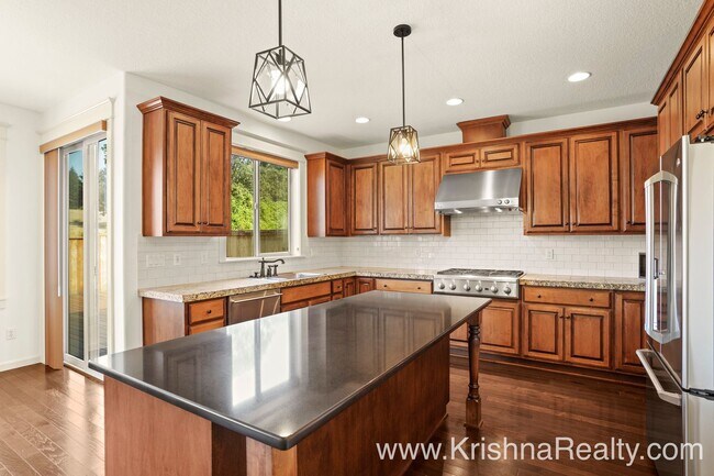 Building Photo - Stunning 4 BD* 2.5 BA* Single Family Home ...