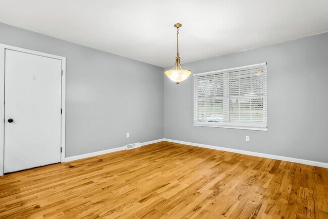 Building Photo - 215 Darrell Dr