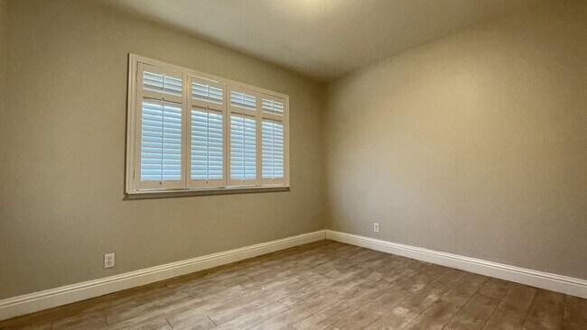 Building Photo - 4BD/3BA - Modern Home in Convenient Location: Updated Features, Near Parks & Shops, Pet-Friendly ...