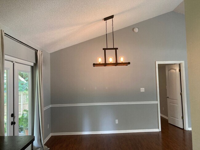 Building Photo - 3 bed 2 bath house, 1-car garage and fenced-in yard! Available May 15