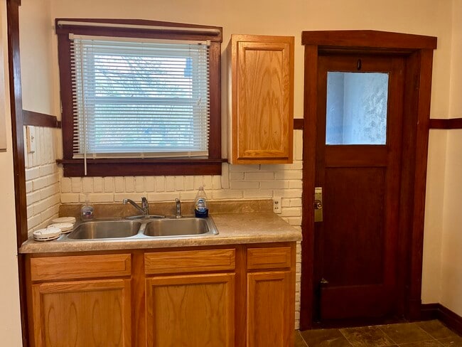 Building Photo - 254 Edward St